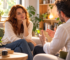 Séance d’hypnose conversationnelle : un praticien échange avec une femme assise dans un fauteuil, en utilisant l’écoute et le dialogue pour l’accompagner.