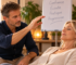 Deux participants pratiquent l'hypnose en binôme lors d'une formation FETA